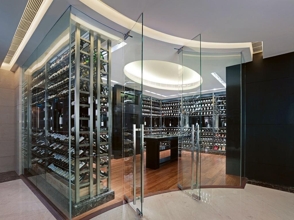 香港康得思酒店 外观 照片 Wine cellar at The Landmark, Hong Kong